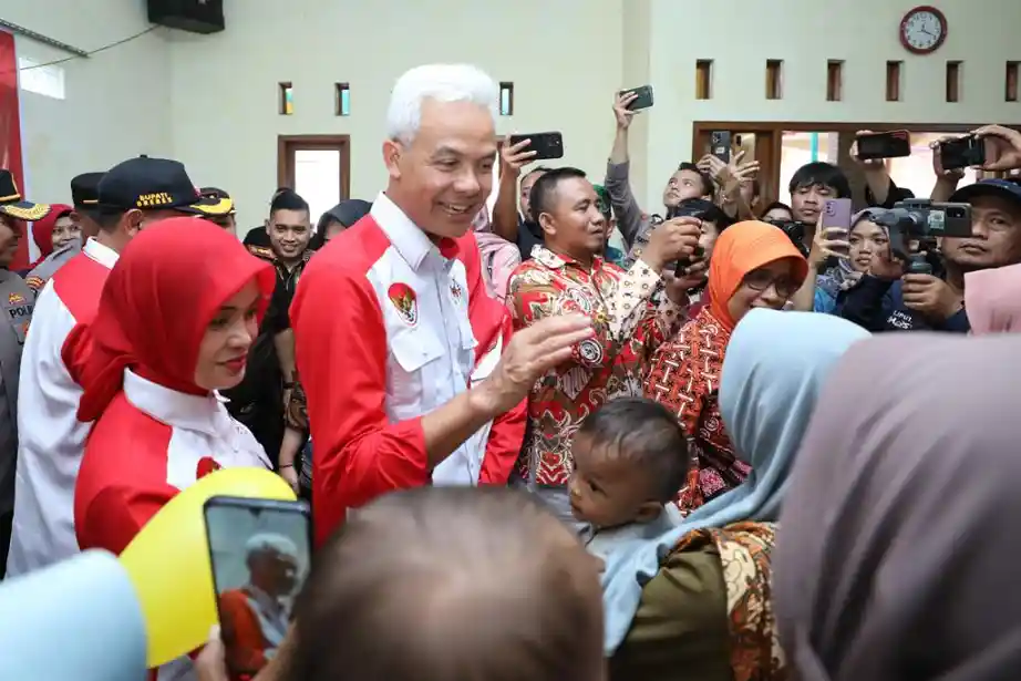 Ganjar Beri Kejutan di HUT Jateng, Rehab Rumah Warga Brebes yang Tak Layak Huni