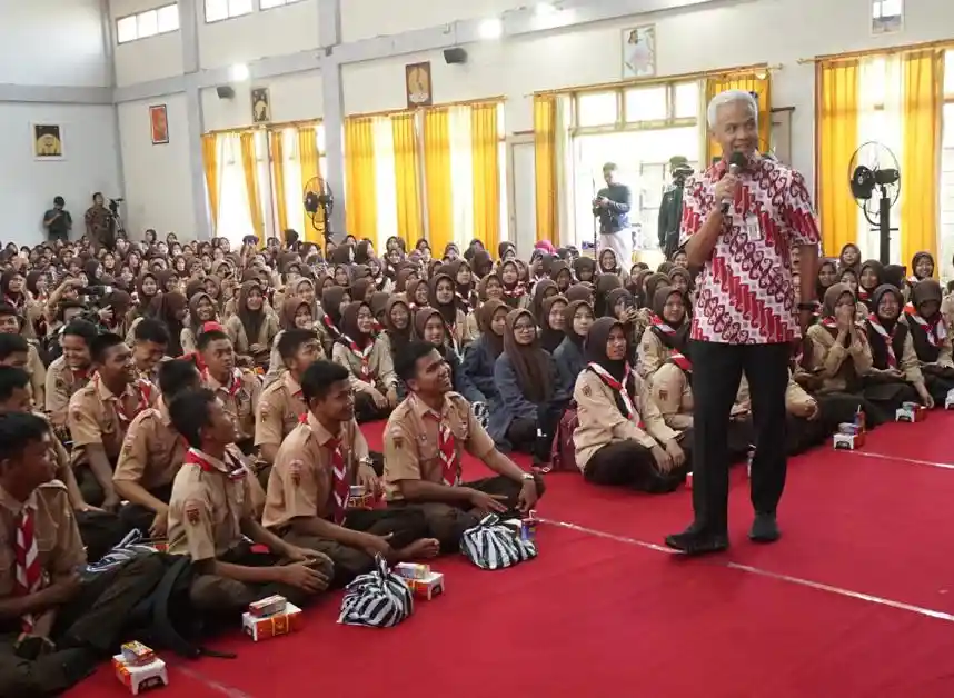 Ganjar Pranowo Ajari Siswa SMA dan SMK di Cilacap, Beri Motivasi dan Edukasi Era Digital