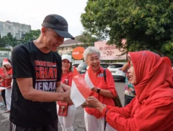 Ganjar Pranowo Berpamitan dengan Warga Gajahmungkur Saat Ikut Jalan Sehat HUT RI ke-78