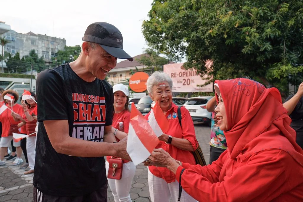 Ganjar Pranowo Berpamitan dengan Warga Gajahmungkur Saat Ikut Jalan Sehat HUT RI ke-78
