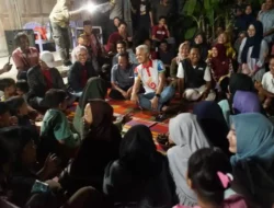 Ganjar Pranowo Duduk Lesehan dan Nyanyi Bersama Warga Desa Tanjunganom