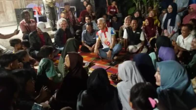 Ganjar Pranowo Duduk Lesehan dan Nyanyi Bersama Warga Desa Tanjunganom