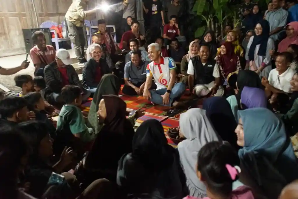 Ganjar Pranowo Duduk Lesehan dan Nyanyi Bersama Warga Desa Tanjunganom