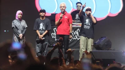 Ganjar Pranowo Joget Bareng Warga Brebes di Konser Ambyar HUT Jateng ke-78