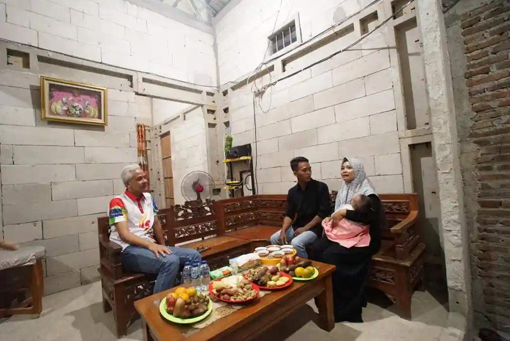 Ganjar Pranowo Nginep di Rumah Pasutri Penerima Program Tuku Lemah Oleh Omah