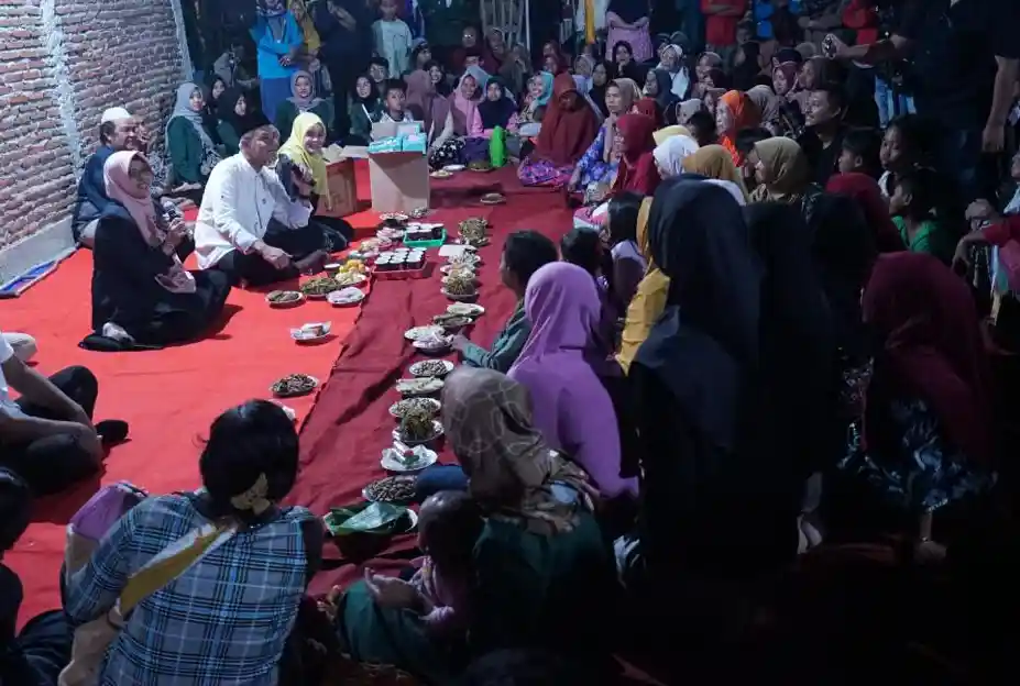 Ganjar Pranowo Nginep di Rumah Warga Cilacap, Warga Antusias Menyambut Meski Tengah Malam