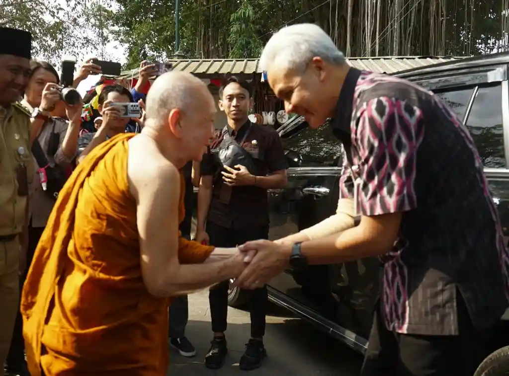 Ganjar Pranowo Silaturahmi dan Pamitan ke Bhante Pannavaro Mahathera