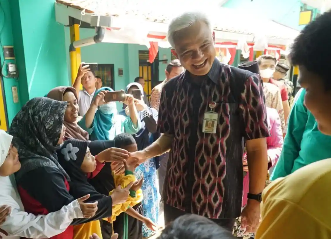 Ganjar Pranowo Sapa dan Beri Motivasi Anak-Anak Difabel di Magelang