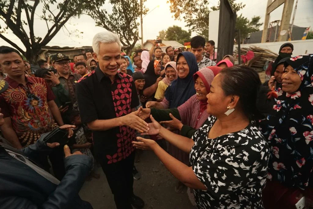 Ganjar Pranowo Tinjau Perbaikan Jalan Pebatan-Rengaspendawa, Warga Brebes Berterima Kasih