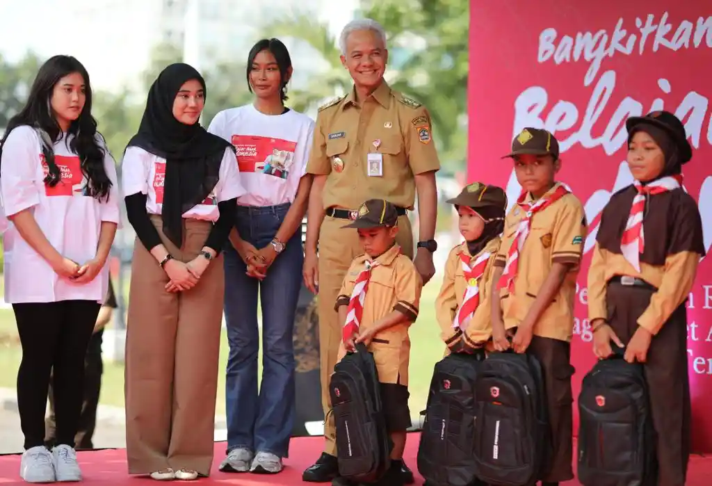 Ganjar Pranowo dan 30 Influencer Beri Bantuan Alat Tulis ke Siswa Sekolah, Pecahkan Rekor Muri