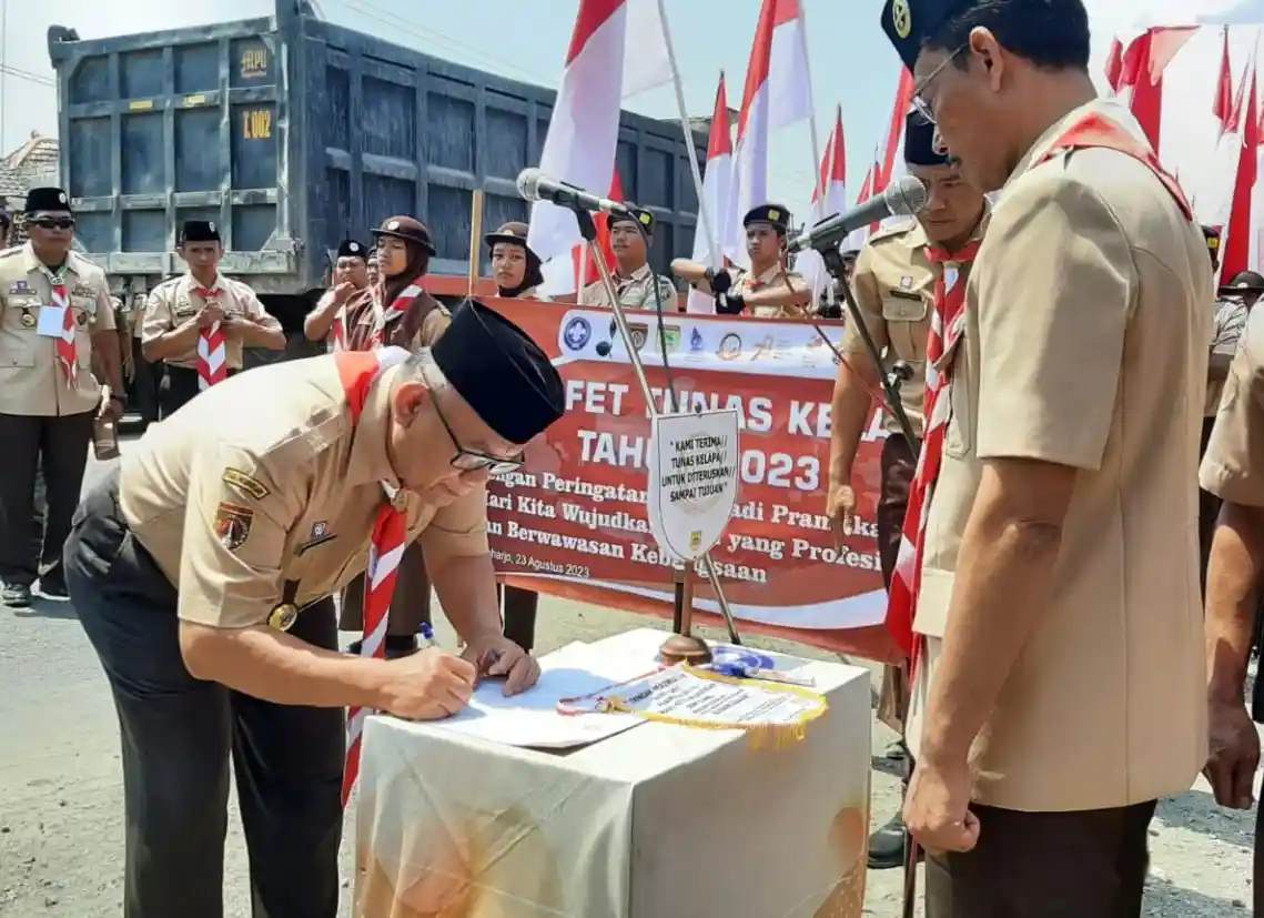 Gerakan Pramuka Wonogiri Serahkan Tunas Kelapa ke Sukoharjo