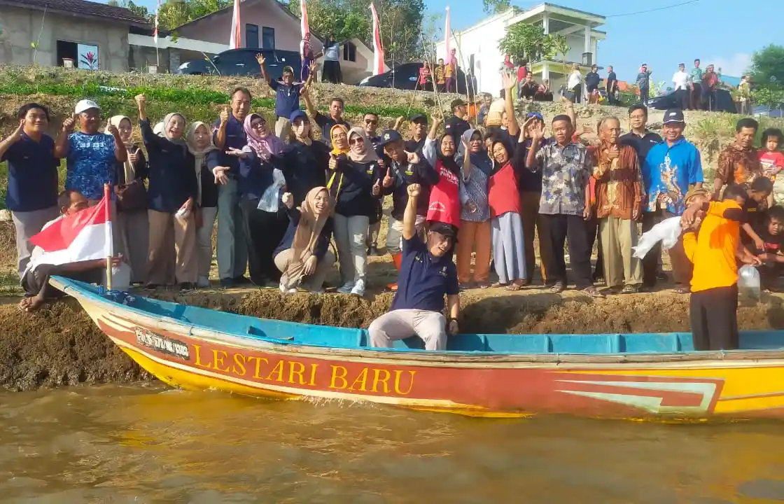 IKA Undip Wonogiri Tebar Benih Ikan dan Tanam Pohon di Waduk Pidekso