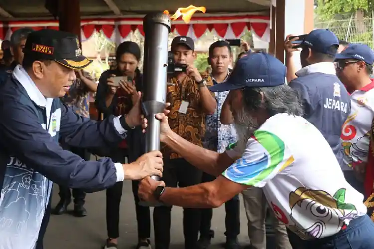 Kirab Obor Api Abadi Porprov Jateng 2023 Meriahkan Kota Jepara