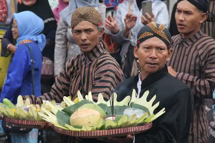 Pedagang Pasar Kliwon Temanggung Gelar Kirab dan Doa Bersama