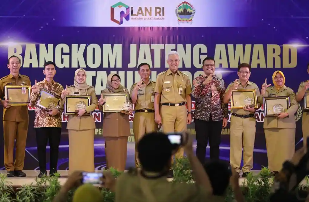 Penghargaan Bangkom Jateng Award 2023 diberikan kepada ASN dan OPD