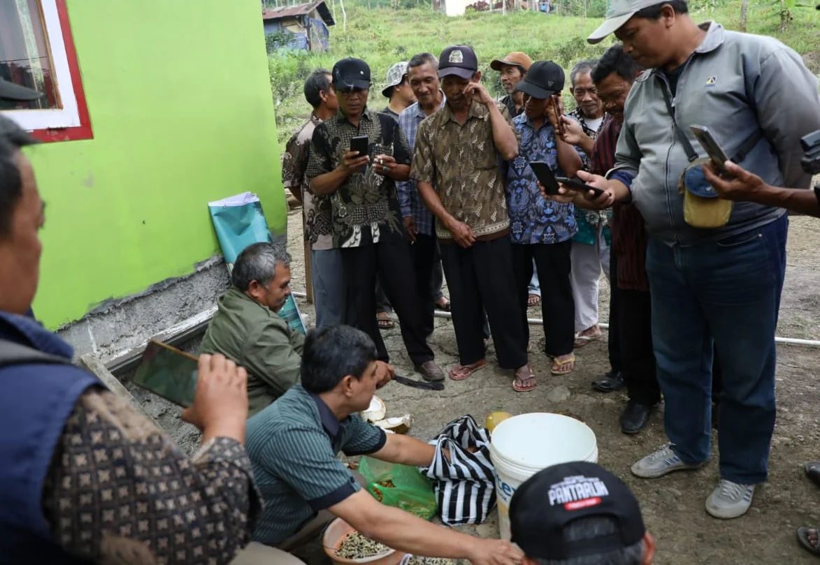 Petani Desa Panusupan Belajar Membuat Pupuk Cair dari Air Seni Ternak