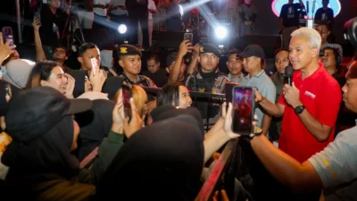 Ribuan Penonton Histeris Saat Ganjar Pranowo Hadir di Konser HUT Jateng ke-78 di Brebes