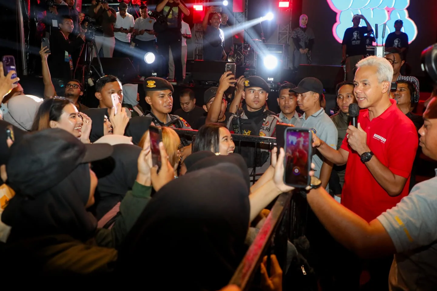 Ribuan Penonton Histeris Saat Ganjar Pranowo Hadir di Konser HUT Jateng ke-78 di Brebes