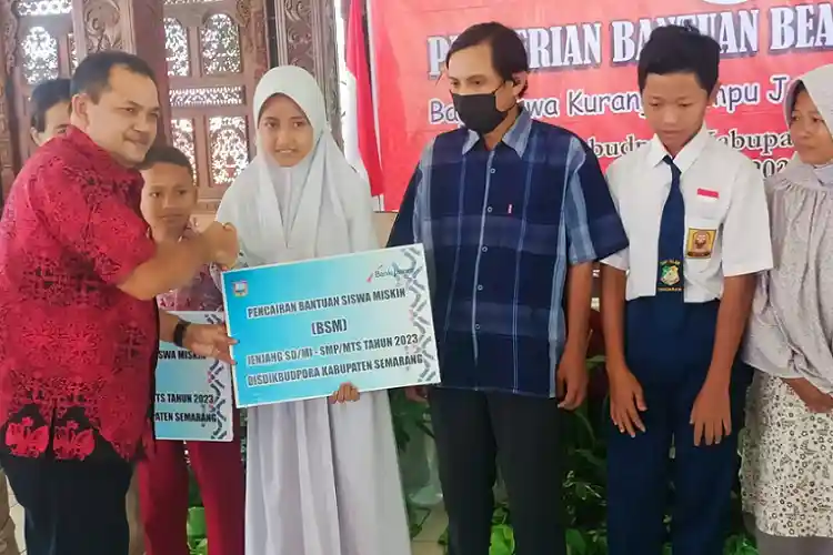 Ribuan Siswa Kurang Mampu di Kabupaten Semarang Terima Beasiswa