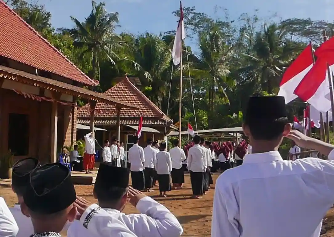 Santri Ponpes Tahfidz Al Musthofa Tebuireng 16 Gelar Upacara Bendera dengan Sarung dan Kopiah