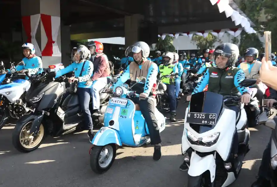 Wagub Jateng Touring Gayeng dengan Vespa Listrik, Ganjar Puji Tidak Pamer Motor Mewah