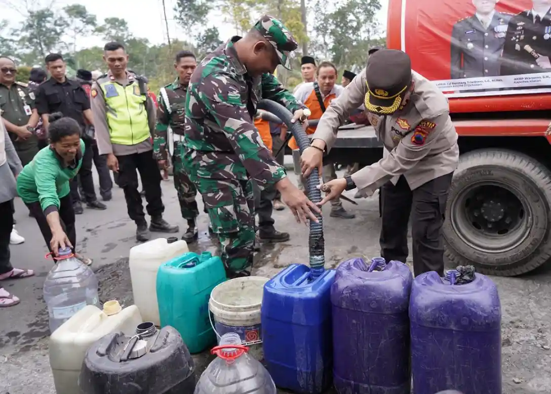 Warga Kemalang Terima Bantuan Air Bersih dari Pemkab Klaten