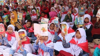 Mendongeng dengan Boneka, Cara Unik Pekalongan Tingkatkan Minat Baca Anak