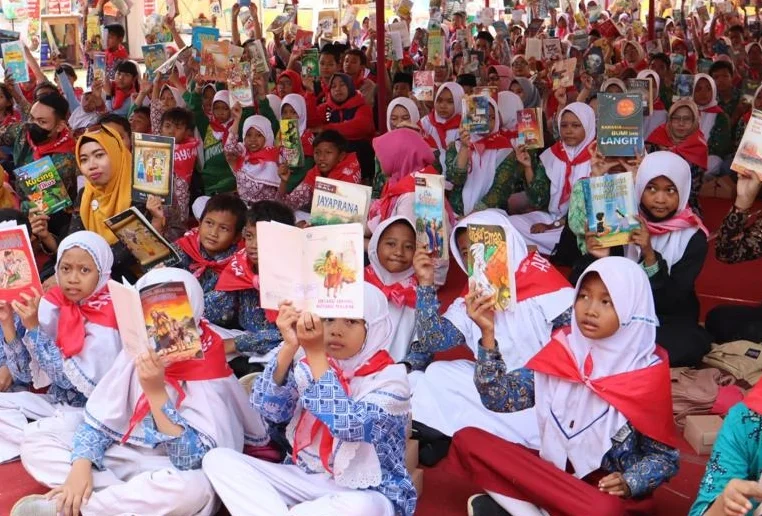 Mendongeng dengan Boneka, Cara Unik Pekalongan Tingkatkan Minat Baca Anak