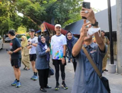 Masyarakat Antusias Foto Bersama Ganjar Pranowo di Hari Terakhirnya Sebagai Gubernur Jateng