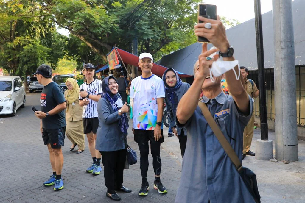 Masyarakat Antusias Foto Bersama Ganjar Pranowo di Hari Terakhirnya Sebagai Gubernur Jateng