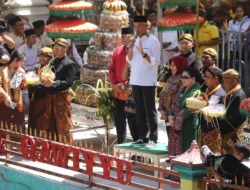 Ribuan Warga Ikuti Tradisi Sebar Apem Yaa Qowiyyu di Klaten, Ganjar Pranowo Pamit Pensiun