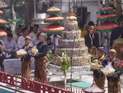 Sebaran Apem Yaqowiyu, Tradisi Unik yang Meriahkan Jatinom