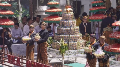 Sebaran Apem Yaqowiyu, Tradisi Unik yang Meriahkan Jatinom