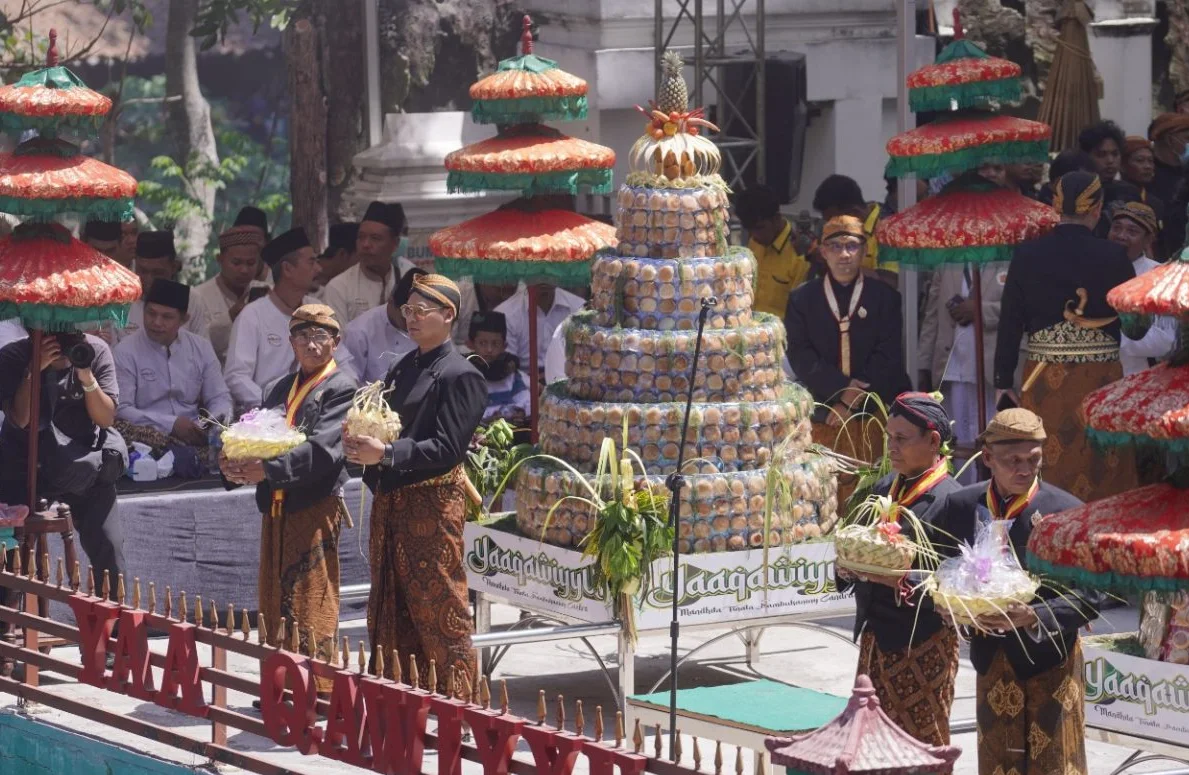 Sebaran Apem Yaqowiyu, Tradisi Unik yang Meriahkan Jatinom