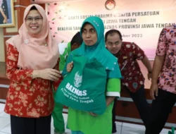 HUT ke-24, Dharma Wanita Jateng Bagi-Bagi Sembako