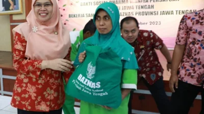 Dharma Wanita Jateng Bagi-Bagi Sembako