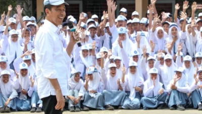 Jokowi Janji Belikan Mobil Listrik untuk Siswa SMKN 1 Kedungwuni