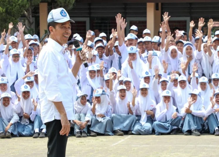 Jokowi Janji Belikan Mobil Listrik untuk Siswa SMKN 1 Kedungwuni