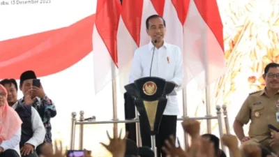 Petani Tanpa Kartu Tani Bisa Beli Pupuk Subsidi Pakai KTP, Jokowi: Saya Janji Subsidi Ditambah