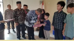 Haru! 120 Anak Yatim di Paguyangan Terima Santunan dari Pemda Brebes